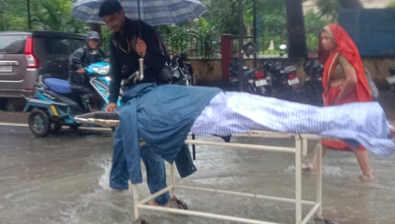 जबलपुर के विक्टोरिया अस्पताल में जलभराव से शर्मनाक हालात: मरीजों को रेनकोट ओढ़ाकर ले जाना पड़ा वार्ड तक! 4 1751624067 WhatsApp Image 2025 07 04 at 1.38.51 PM